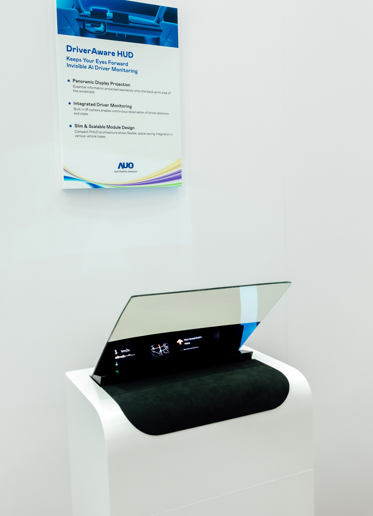 DriverAware HUD结合抬头显示器与隐藏式红外线摄影机，将车速、导航及警示讯息投影于挡风玻璃上，完美对齐驾驶目不离路的视线，同时，透过AI 监控驾驶注意力以提升安全性。